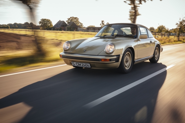 1976 Porsche Signature 911S Coupé Platin Metallic
