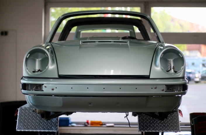 Endmontage 1974 Porsche 911S Targa Silbergrün Front