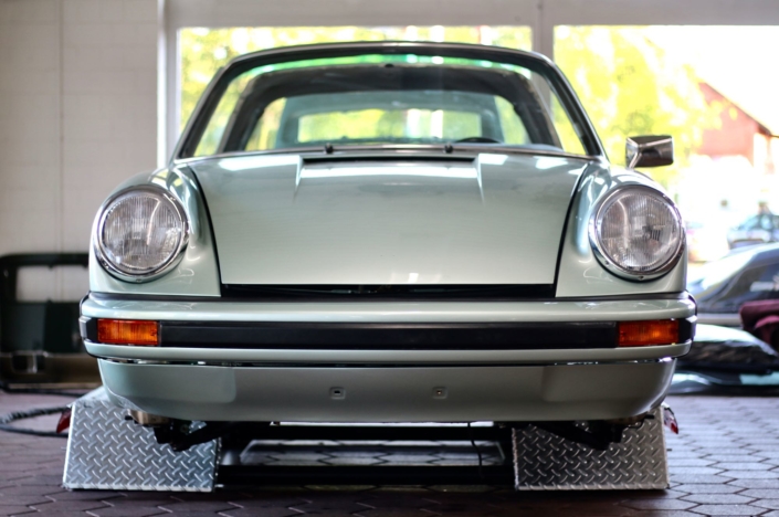 Endmontage 1974 Porsche 911S Targa Silbergrün Scheinwerfer Frontscheibe