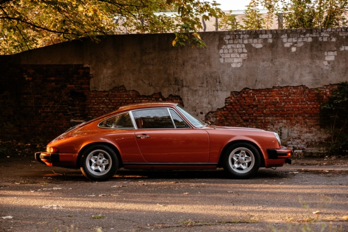 Seitenansicht 1974 Porsche 911S Coupé Lachsdiamant
